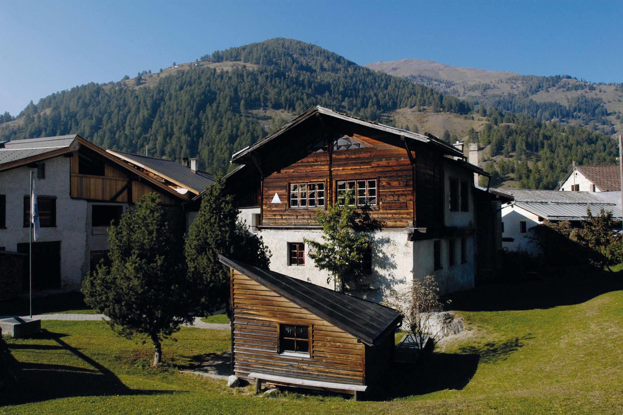 ซานตา-มาเรีย ยูธ โฮสเทล Santa Maria Val Muestair ภายนอก รูปภาพ