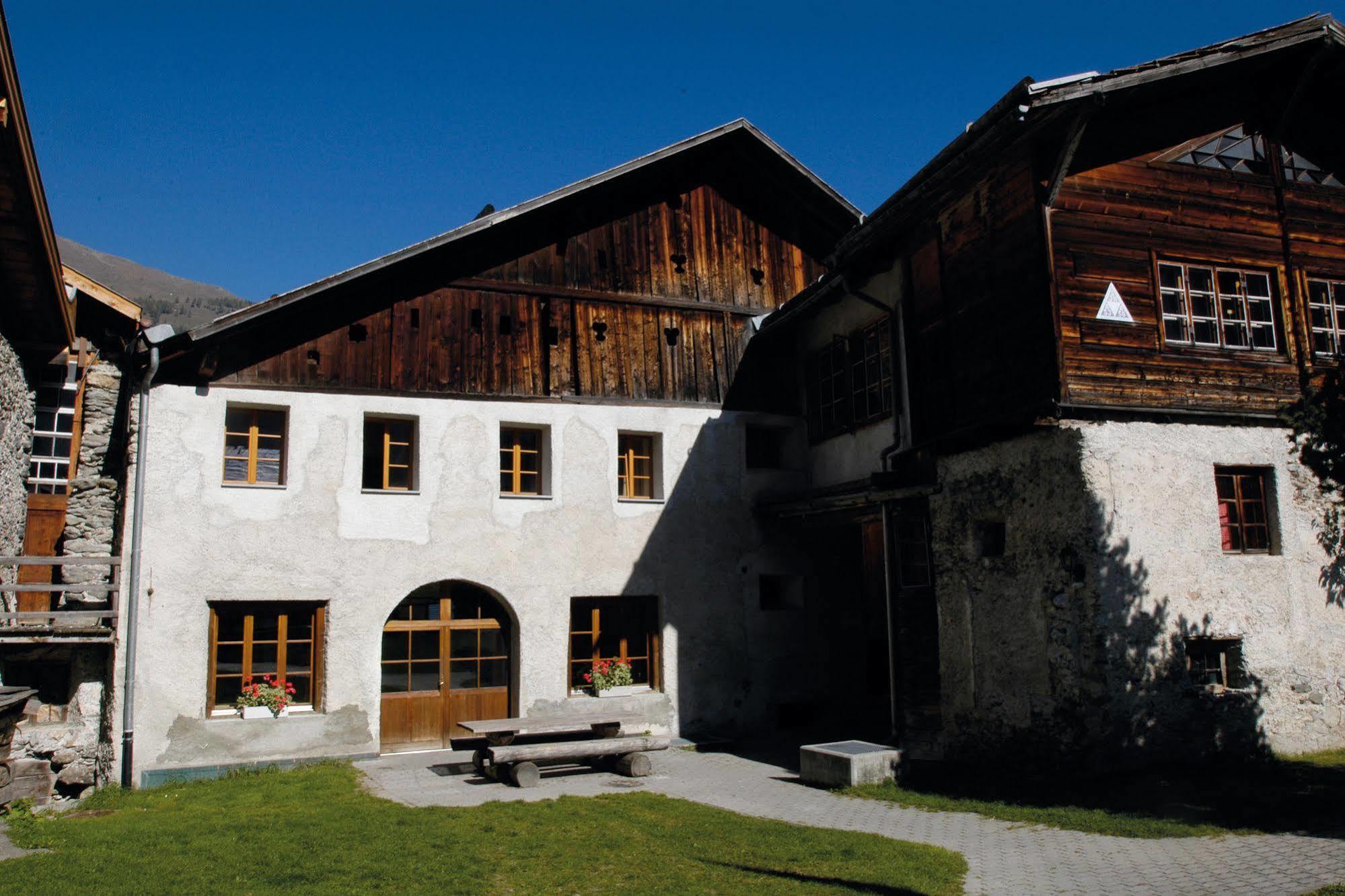 ซานตา-มาเรีย ยูธ โฮสเทล Santa Maria Val Muestair ภายนอก รูปภาพ
