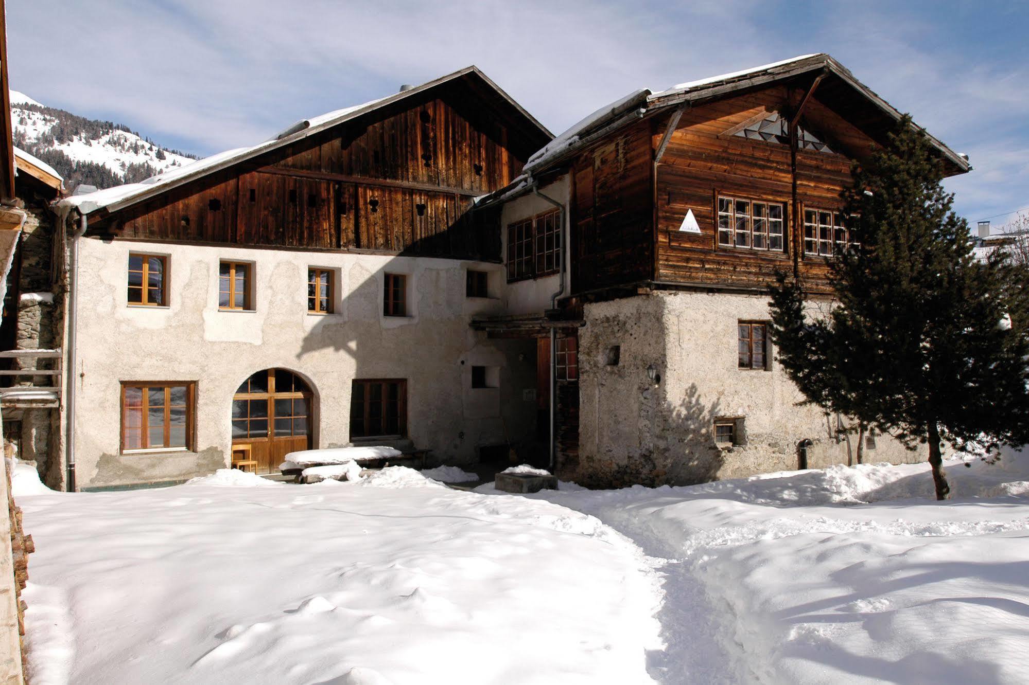 ซานตา-มาเรีย ยูธ โฮสเทล Santa Maria Val Muestair ภายนอก รูปภาพ