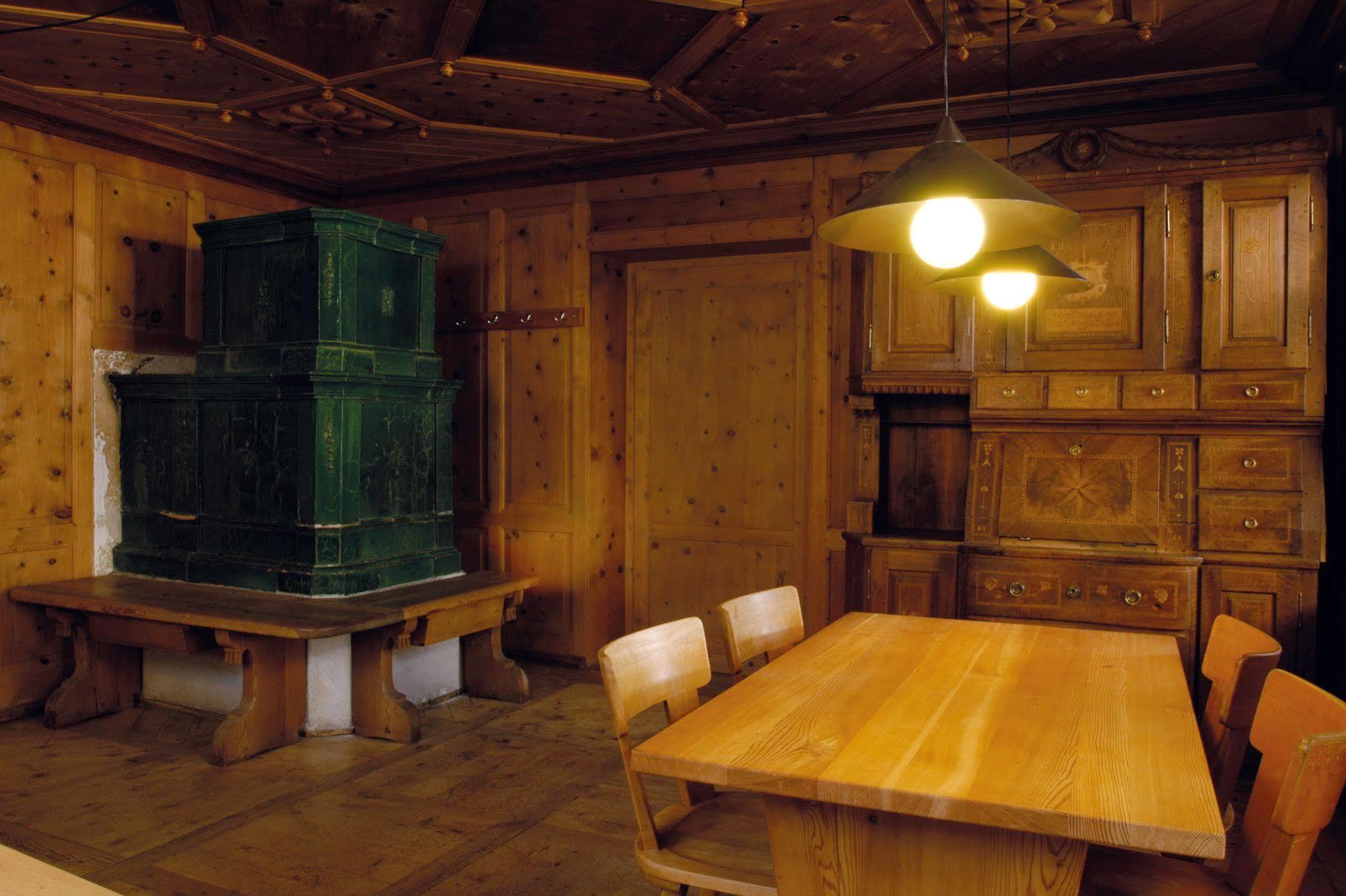 ซานตา-มาเรีย ยูธ โฮสเทล Santa Maria Val Muestair ภายนอก รูปภาพ
